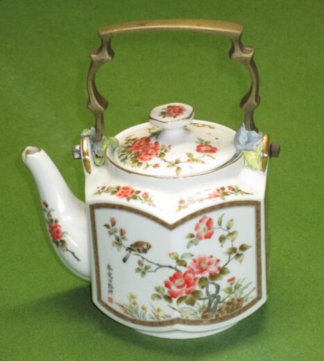 A photo of the much used teapot.