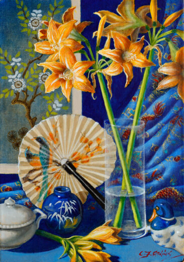 Orange hippeastrums and a fan with a bird motif are the main objects in this still life. A blue and white duck can also be seen.